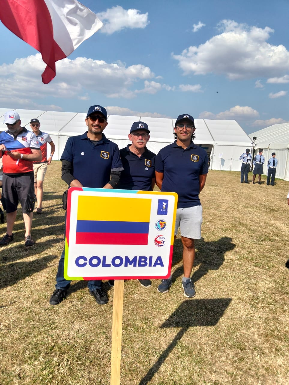 El equipo colombiano posa detrás del cartel de Colombia en el campo del campeonato