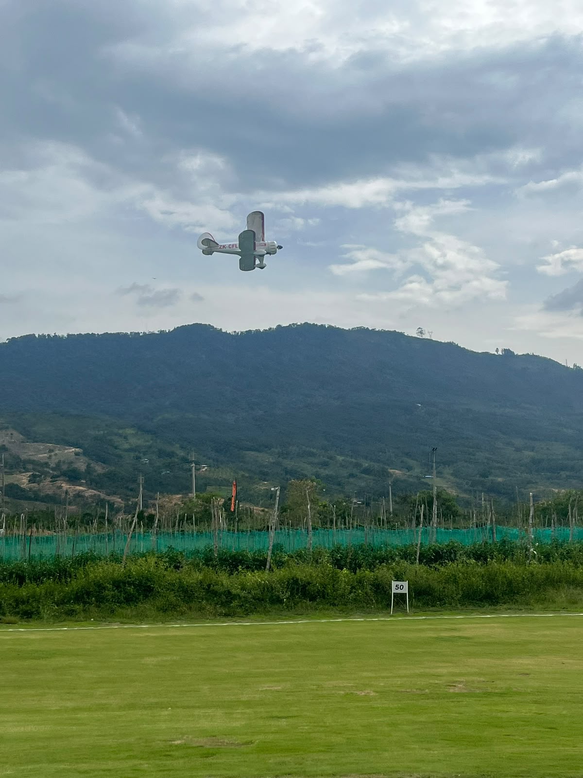Biplano a escala en vuelo sobre la pista