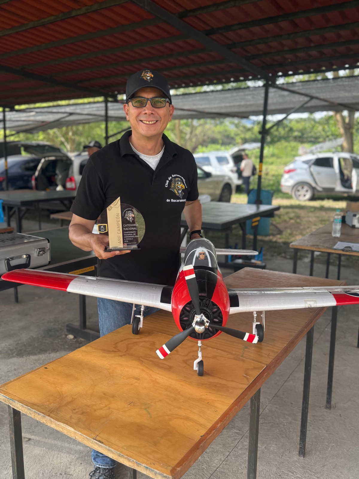 Germán Melo con su T-28 a escala, campeón de la categoría ARF