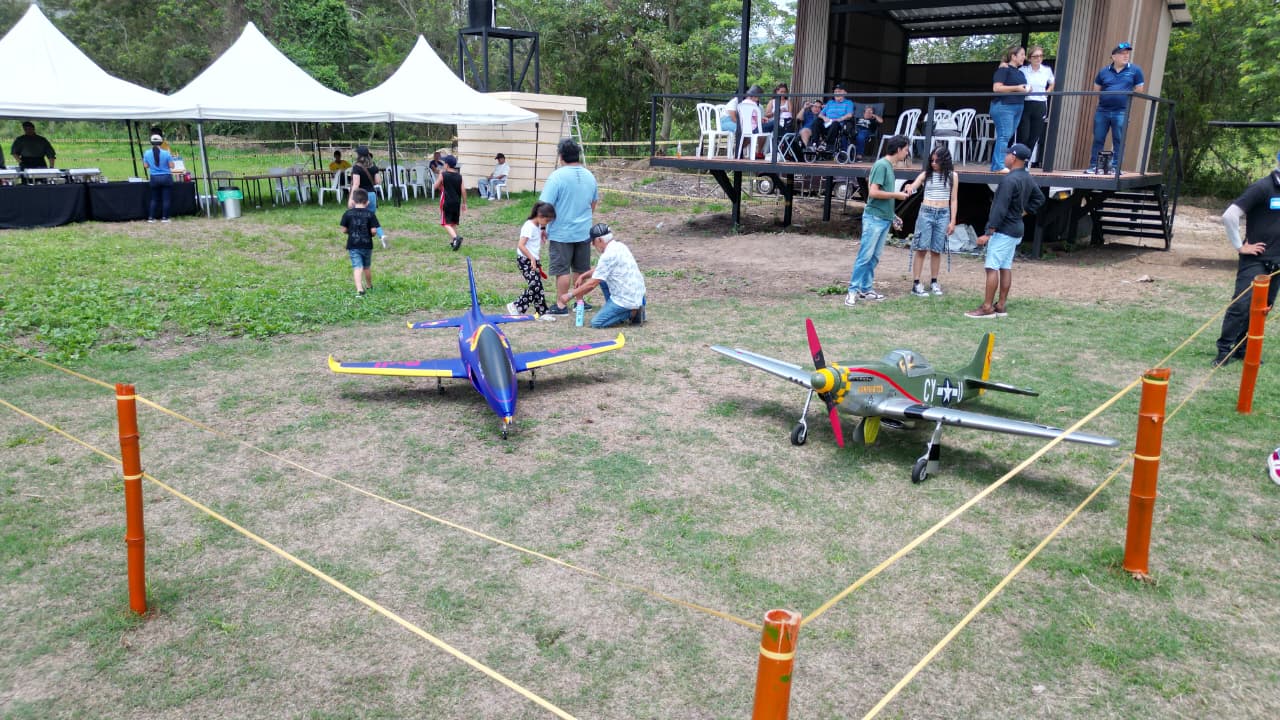 Un jet y un P-51 Mustang a escala en el área de exhibición estática