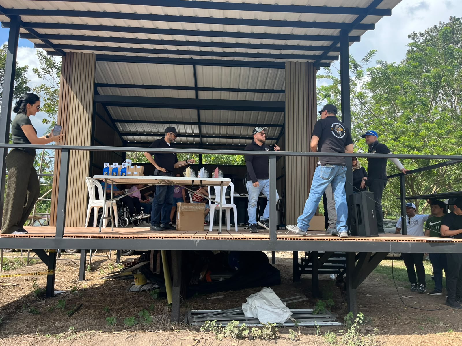 Organización y premiación en la tarima del campeonato